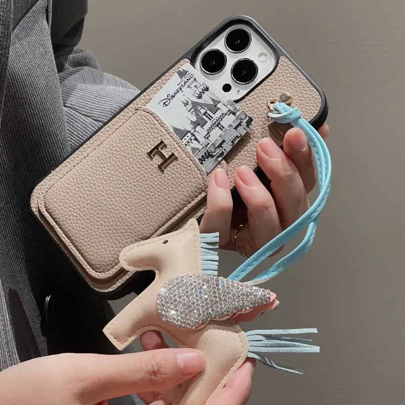 カード収納 アルファベット  ペンダント付き 金属飾り カジュアル 高品質 おしゃれ スマホケース