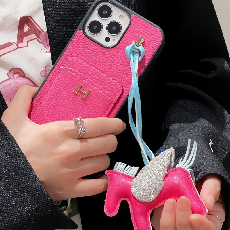 カード収納 アルファベット  ペンダント付き 金属飾り カジュアル 高品質 おしゃれ スマホケース