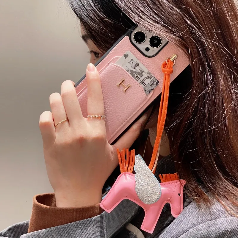カード収納 アルファベット  ペンダント付き 金属飾り カジュアル 高品質 おしゃれ スマホケース