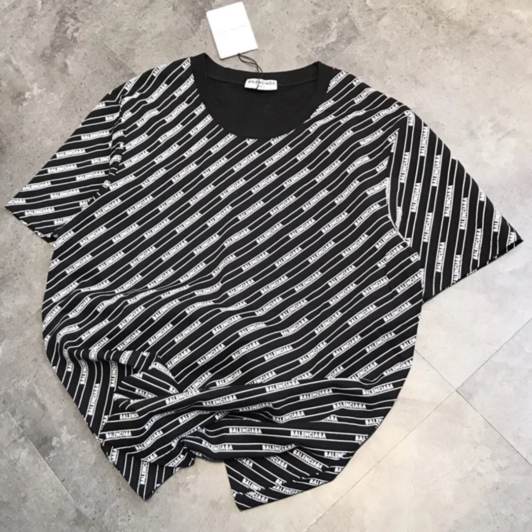 『フリーサイズ』リブネック 立体エンボスプリント 斜めストライプ レタリング Tシャツ