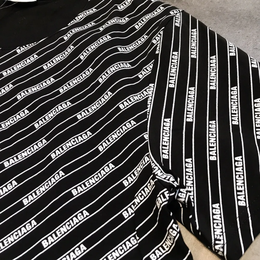 『フリーサイズ』リブネック 立体エンボスプリント 斜めストライプ レタリング Tシャツ