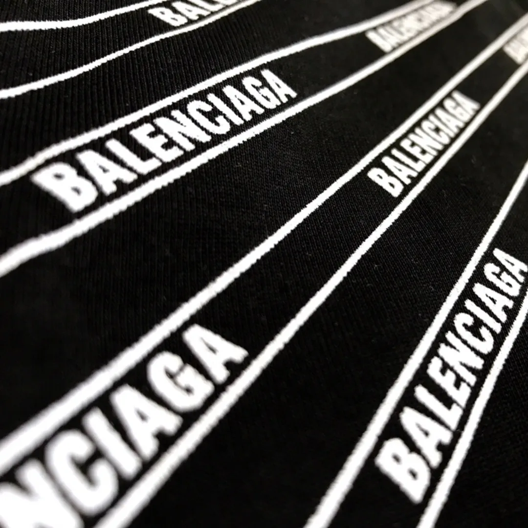 『フリーサイズ』リブネック 立体エンボスプリント 斜めストライプ レタリング Tシャツ