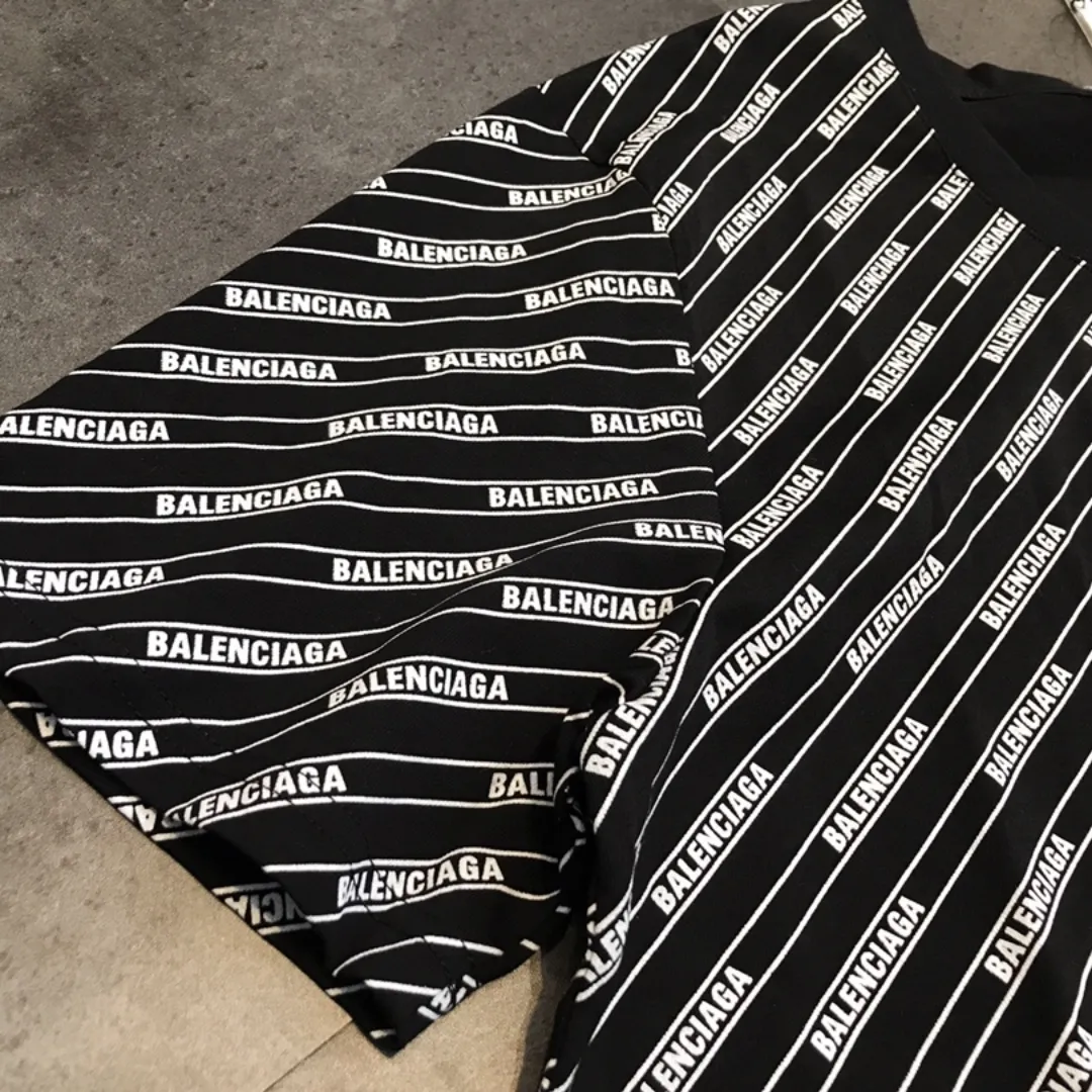 『フリーサイズ』リブネック 立体エンボスプリント 斜めストライプ レタリング Tシャツ